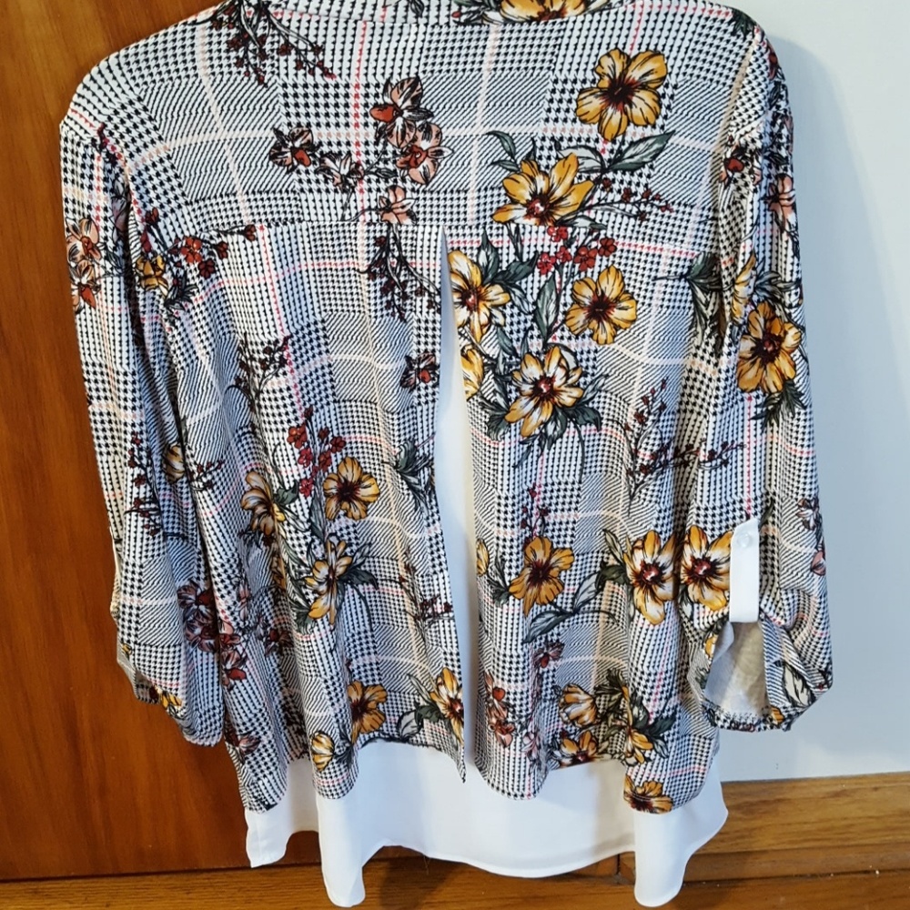 Woman's Pretty flowered split-back blouse - Picture 2 of 5